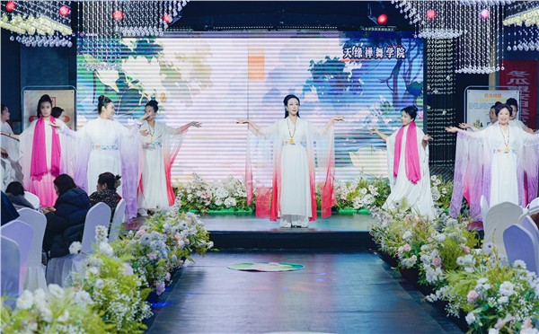 中国国际新闻杂志社国际天缘禅舞艺术传播院携手安阳市企联举办“精忠报国”之“禅舞颂中华、再创新辉煌”迎新春晚会图3