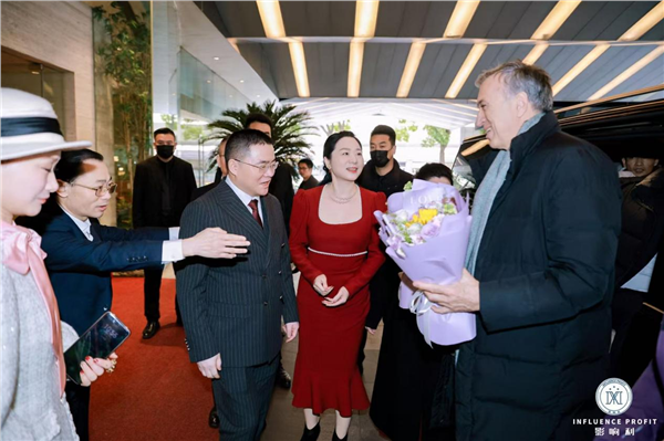 中国国际新闻杂志社书画院副院长、中国国际书法家协会副主席康新云受邀参加中国品牌影响力发展大会暨黑山共和国前总统菲利普·武亚诺维奇欢迎晚宴