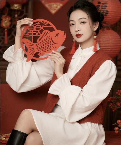 全球流行音乐港台榜冠军、中国国际新闻杂志社音乐传播院执行院长娅琳唱响2025“岁启华章，马上出彩”庆典晚会