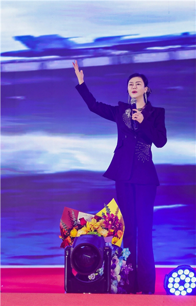 硝烟虽远，精神永存——《中国道路》原唱人民艺术家奔月担任“硬骨头六连”十六勇士迎新春晚总策划导演为英雄赞歌