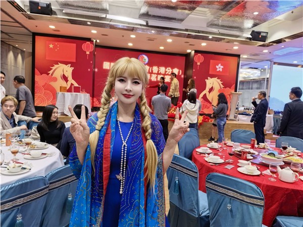 爱国港星、中国国际新闻杂志社副社长张羽希（Venus）获邀出席国际警察协会香港分会春茗晚宴 蓝衣致敬警队 以歌传递爱国爱港情怀