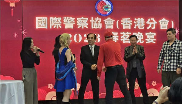爱国港星、中国国际新闻杂志社副社长张羽希（Venus）获邀出席国际警察协会香港分会春茗晚宴 蓝衣致敬警队 以歌传递爱国爱港情怀
