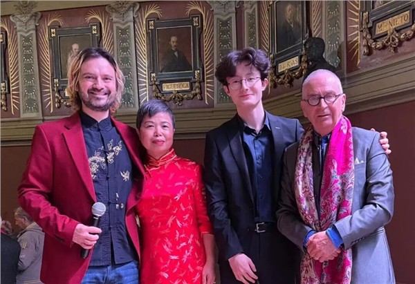 _IBK_5.jpg Teeling Whisky之夜,中爱混血儿Seán Hughes光采夺目 爱尔兰中国年破圈,“世界因爱而生”全球春晚四国主持人同台