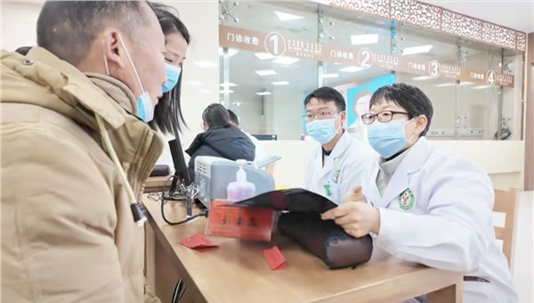 _IBK_微信图片_2026-03-09_095958_360.jpg 匠心铸筋骨 笃行润民心——记河南中医药大学第一附属医院传统疗法科刘素芬大夫的医路人生