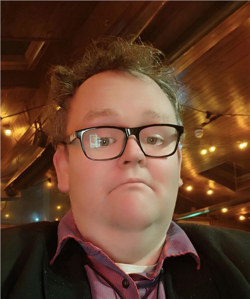 第六届“世界因爱而生”全球春晚执行制片人John Dwyer ——写歌弹唱治愈世界的人，正在等一个人陪他看月亮图1