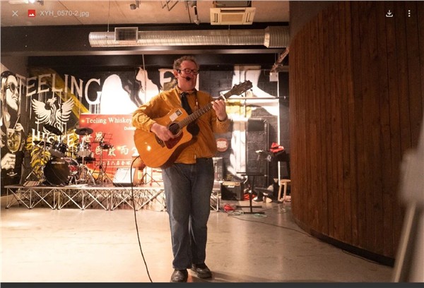 第六届“世界因爱而生”全球春晚执行制片人John Dwyer ——写歌弹唱治愈世界的人，正在等一个人陪他看月亮