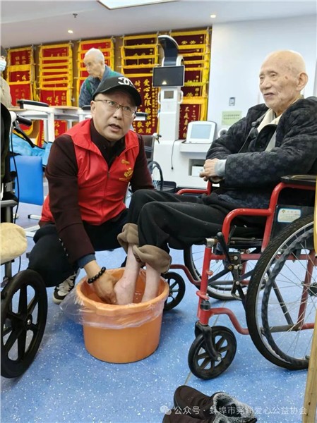 暖足暖人心·情系夕阳红——蚌埠尧润爱心公益协会联合远元集团走进老年康复医院开展敬老公益活动