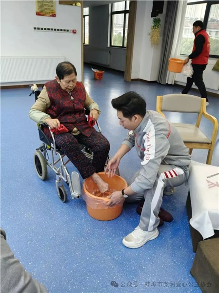 暖足暖人心·情系夕阳红——蚌埠尧润爱心公益协会联合远元集团走进老年康复医院开展敬老公益活动