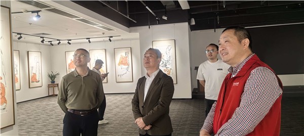 上海戏剧学院教授光临禾花美术馆参观埙篪和鸣——王利、王林兄弟中国画巡展