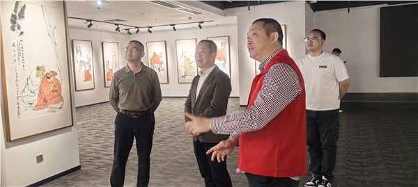 上海戏剧学院教授光临禾花美术馆参观埙篪和鸣——王利、王林兄弟中国画巡展