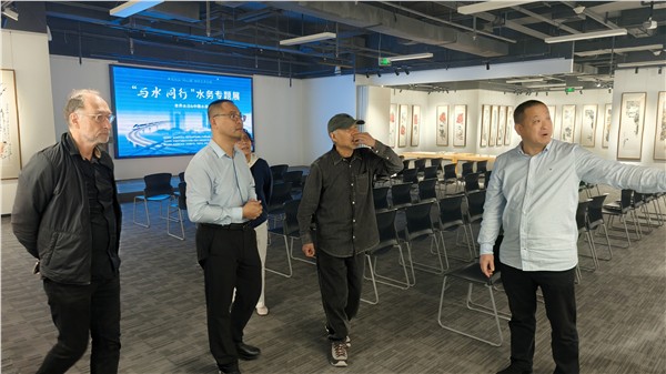 上海戏剧学院教授光临禾花美术馆参观埙篪和鸣——王利、王林兄弟中国画巡展
