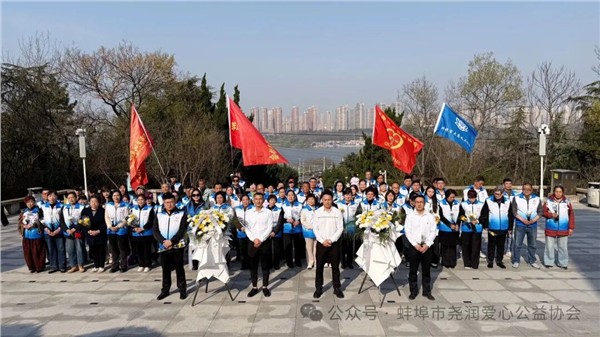 松柏凝翠寄哀思，丰碑巍峨铸忠魂———蚌埠“慈善润心”公益平台开展清明祭扫活动图2