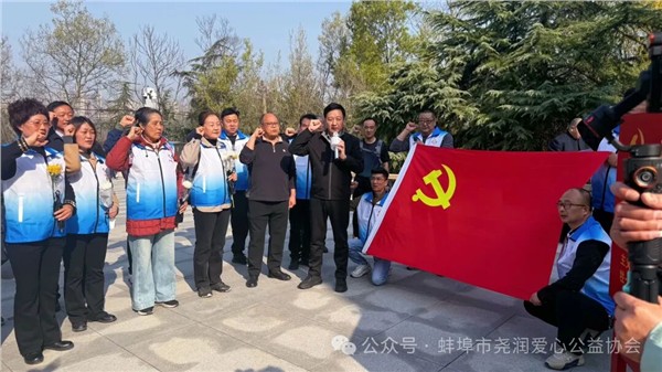 松柏凝翠寄哀思，丰碑巍峨铸忠魂———蚌埠“慈善润心”公益平台开展清明祭扫活动图3