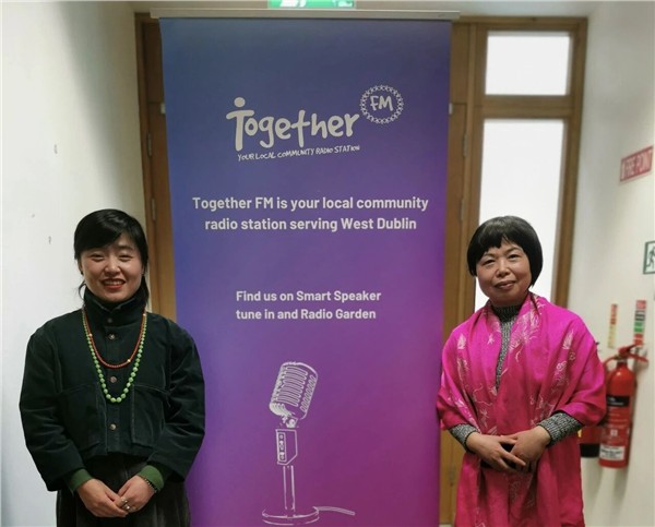 双姝联袂！中国国际新闻杂志社爱尔兰分社社长陈秋梅携诗人云泥点亮都柏林电波   TogetherFM首现中英双语，"世界因爱而生"全球春晚破圈