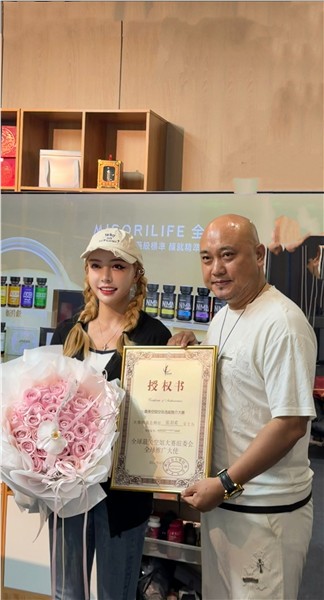 爱国港星、中国国际新闻杂志社副社长张羽希荣膺香港文博会推广大使、全球最美空姐大赛推广大使、评审团主席 