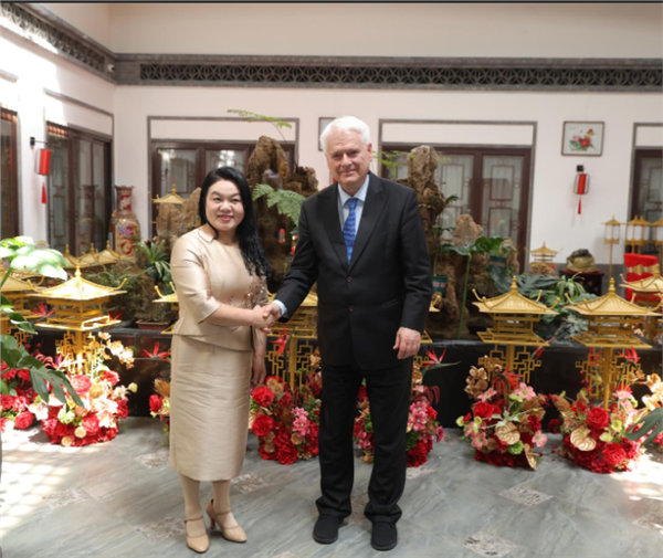 丝路环行会客厅北京总部负责人刘艳英会见克罗地亚前总统伊沃·约西波维奇 敲定海外商务考察计划