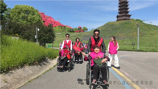 爱心伴出游  温情暖夕阳