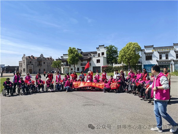 爱心伴出游  温情暖夕阳