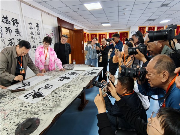 镜头记桑榆 调研惠养老——安阳市老干部大学摄影班走进金秋养老院开展调研采风活动