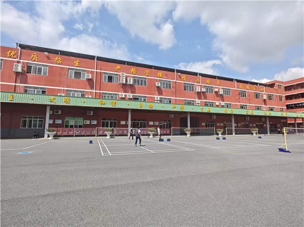 军魂育英才 夜灯照初心 学子圆梦名校 家长赠旗致谢东莞市中德技工学校图3