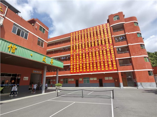 军魂育英才 夜灯照初心 学子圆梦名校 家长赠旗致谢东莞市中德技工学校