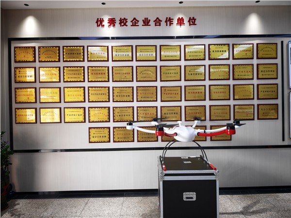 军魂育英才 夜灯照初心 学子圆梦名校 家长赠旗致谢东莞市中德技工学校
