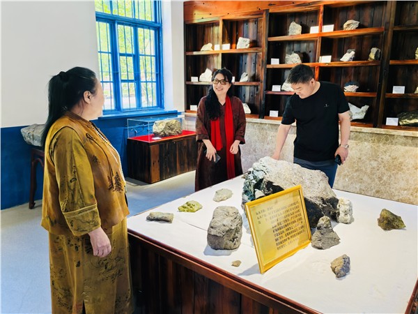 文化赋能实业 笔墨共绘新篇——著名画家高文清莅临桓仁矿业开展文化交流