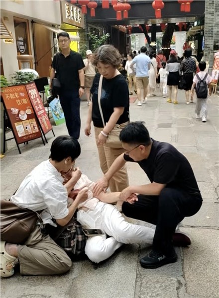 街头施救显仁心 中医急救展神技——安阳明一骨科医院明静旺院长广州街头紧急救人纪实