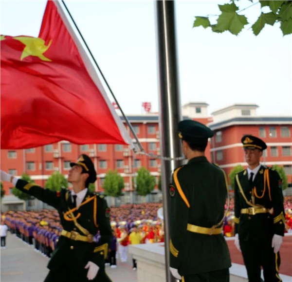 少林小龙武校举行致敬中国航天事业七十周年主题升旗仪式