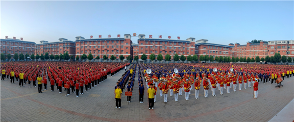 少林小龙武校举行致敬中国航天事业七十周年主题升旗仪式