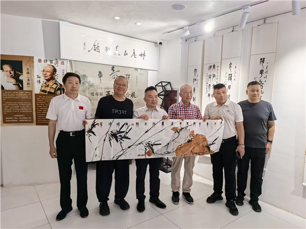 “精忠报国”之国家级书画艺术家王林、孙伟写意苏东坡主题书画全国巡展之弘扬林州“红旗渠精神”王孙组合画展在林州市石板岩的林虑山美术馆隆重开幕图2