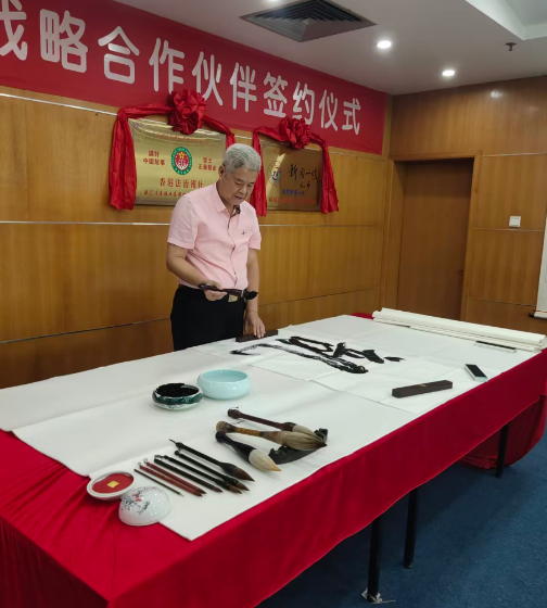 笔墨传情促发展 湖南韶山红色文化研究会毛坚平会长莅临广州国览医疗器械城考察调研图2