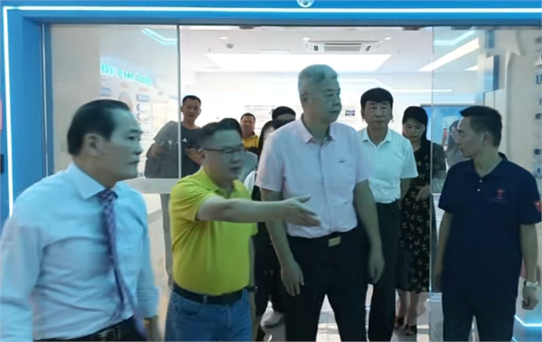 笔墨传情促发展 湖南韶山红色文化研究会毛坚平会长莅临广州国览医疗器械城考察调研