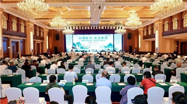 陈献春应邀出席全球湘商贵州安顺行招商引资推介会并发表演讲、签署合作协议