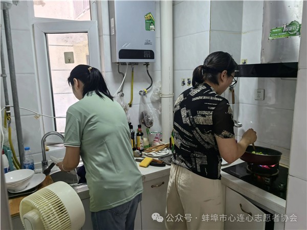 爱心午餐暖人心志愿服务进家门——蚌埠市心连心志愿者协会走进佳源东方都市