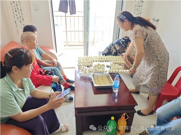 爱心午餐暖人心志愿服务进家门——蚌埠市心连心志愿者协会走进佳源东方都市