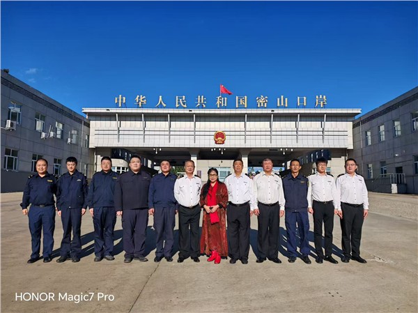 翰墨寄深情 丹青敬国门——著名画家高文清慰问国庆前夕国门卫士