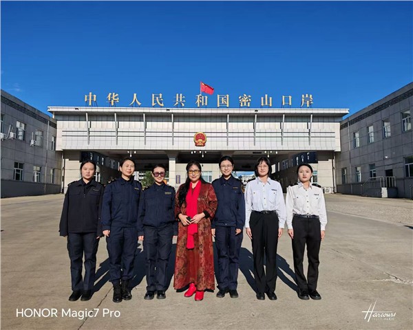 翰墨寄深情 丹青敬国门——著名画家高文清慰问国庆前夕国门卫士