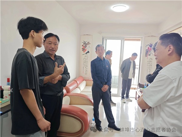 国庆慰问暖人心 党工妇携手践使命——蚌埠市心连心志愿者协会走访慰问“焕新家园”帮扶对象