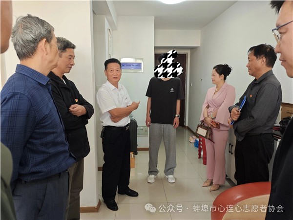 国庆慰问暖人心 党工妇携手践使命——蚌埠市心连心志愿者协会走访慰问“焕新家园”帮扶对象