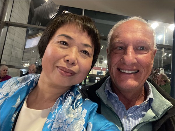 国庆夜，中国国际新闻杂志社爱尔兰分社社长陈秋梅——倾情助力爱尔兰国宝Jimmy&nbsp;MacCarthy&nbsp;重返巅峰