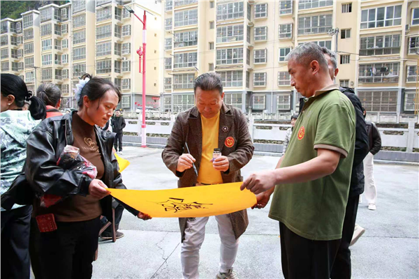 善举润柞水 爱心满红岩 陕西省爱心济困协会公益帮扶活动落地柞水县红岩寺镇本地湾村