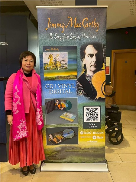 主流媒体为爱尔兰传奇音乐人Jimmy MacCarthy加冕——东方夫人陈秋梅，一袭红装点亮科克歌剧院