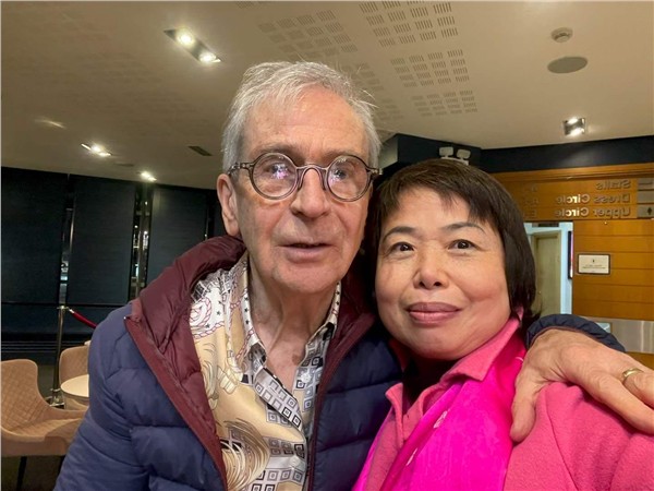 主流媒体为爱尔兰传奇音乐人Jimmy MacCarthy加冕——东方夫人陈秋梅，一袭红装点亮科克歌剧院