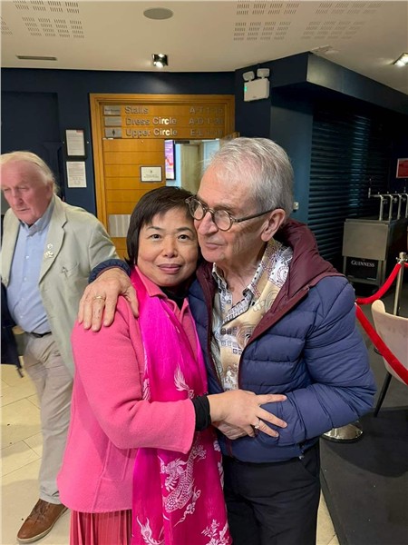 主流媒体为爱尔兰传奇音乐人Jimmy MacCarthy加冕——东方夫人陈秋梅，一袭红装点亮科克歌剧院